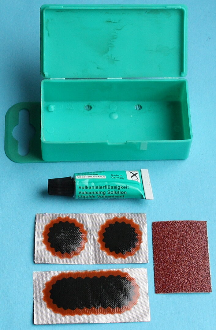Reparatieset voor opblaasbare producten: bandenlichterset, vulkanisatievloeistof en PVC-patches