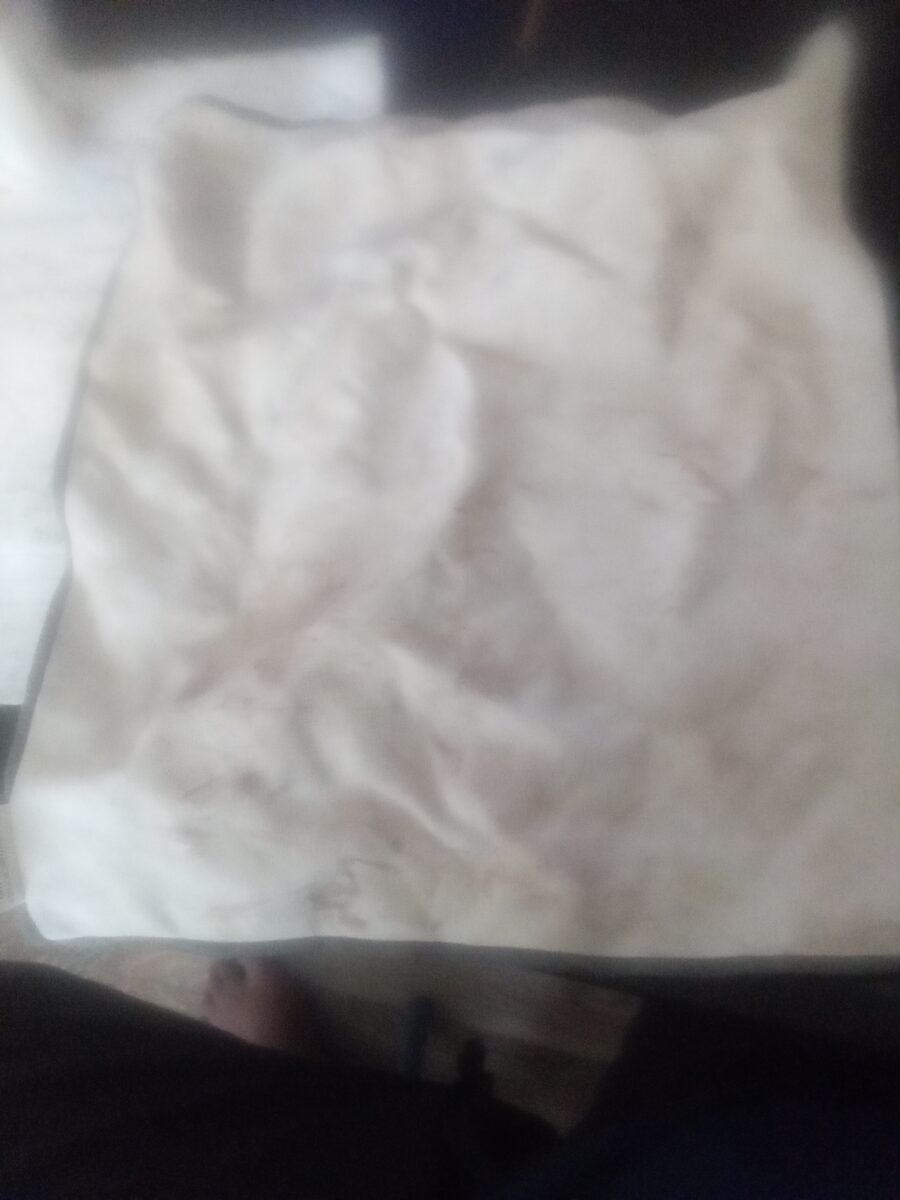 Grijze microvezeldoek op tafel, geschikt voor het reinigen van PVC en TPU oppervlakken