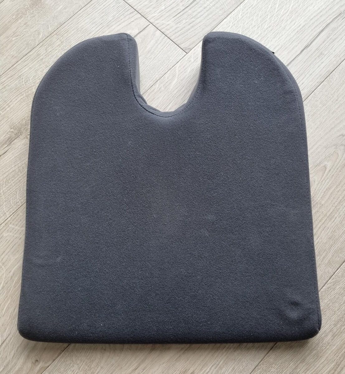 Ergonomisch zitkussen met uitsparing voor het stuitje, gebruikt bij coccygodynie